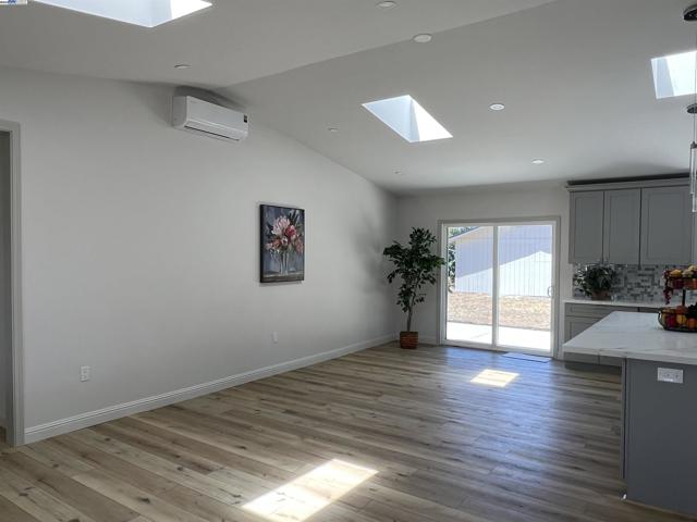 2559 Lynn Ave, Concord CA: https://media.crmls.org/mediaz/90bd91b8-6054-4b65-8c6f-19b5d5150512.jpg