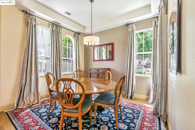 548 Gabriel Ct, Walnut Creek CA: https://media.crmls.org/mediaz/90be28e4-61d9-419c-b1cb-e7a095611f68.jpg