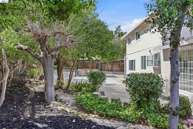 11593 Ladera Ct, Dublin CA: https://media.crmls.org/mediaz/90becc9e-3b7d-482a-8f0f-0c41e9f08173.jpg