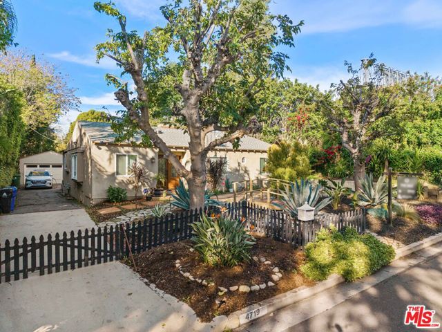 4719 W Wortser Avenue, Sherman Oaks CA: https://media.crmls.org/mediaz/90bf9336-83fc-41ec-853a-3ee8645ce89c.jpg