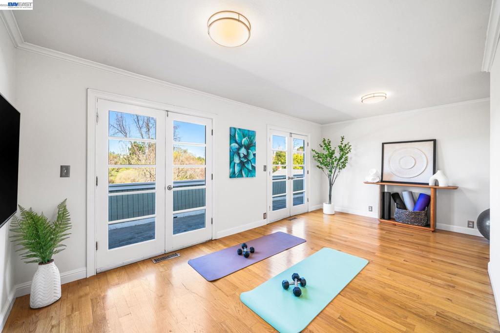 https://media.crmls.org/mediaz/90c0439b-b5c2-481f-ad3d-c3450f919ffb.jpg?preset=X-Large