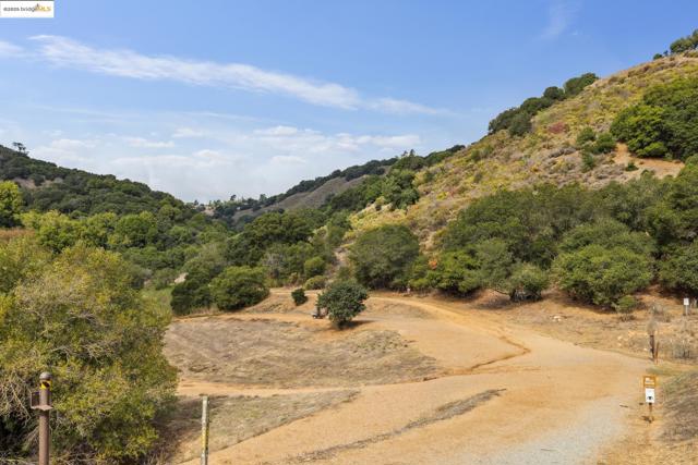 760 Canyon Oaks Dr, Oakland CA: https://media.crmls.org/mediaz/90c2eac4-155e-458c-98b6-4a6b6914c391.jpg