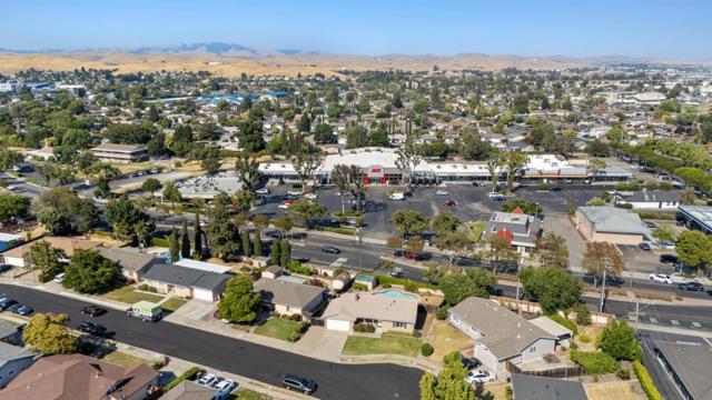 7527 Sutton Lane, Dublin CA: https://media.crmls.org/mediaz/90c2ecda-266d-4635-ade5-b95c74f8930a.jpg