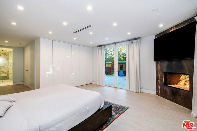 16601 Park Lane Circle, Los Angeles CA: https://media.crmls.org/mediaz/90c52576-f44a-421d-9acf-3d3e63fb47cd.jpg