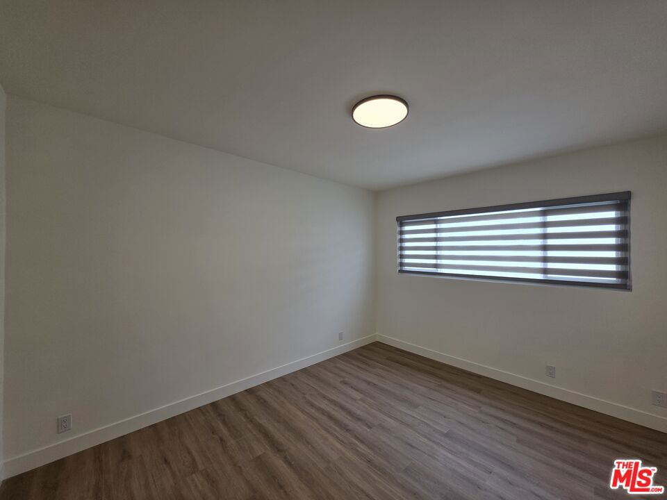 https://media.crmls.org/mediaz/90c63c4d-5c3c-46f3-882b-e934c9de23c7.jpg?preset=X-Large