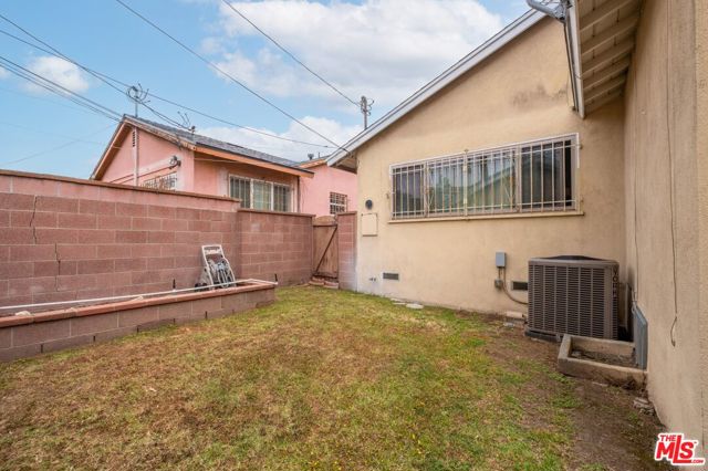 10725 S 8th Avenue, Inglewood CA: https://media.crmls.org/mediaz/90c69028-6a3b-47e5-a6b9-24d50ff750c9.jpg