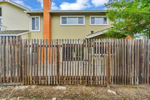 208 Siskiyou Ct, Walnut Creek CA: https://media.crmls.org/mediaz/90c7dd45-de9c-44d7-80d6-406e9cd18bc3.jpg