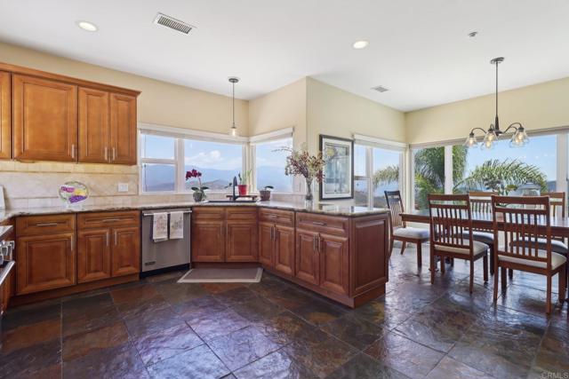 944 Rainbow Crest Road, Fallbrook CA: https://media.crmls.org/mediaz/90c885fb-8020-45d5-913b-0eb03a320e25.jpg