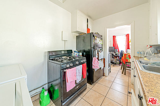 1618 S Burnside Avenue, Los Angeles CA: https://media.crmls.org/mediaz/90c91957-72dd-4b90-afef-a5106f8c1914.jpg