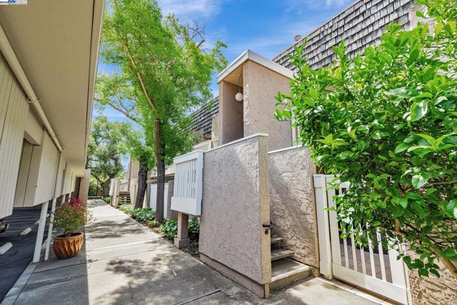 675 Sharon Park Dr, Menlo Park CA: https://media.crmls.org/mediaz/90c920ed-6b79-4419-96ee-c773b8f4d2d7.jpg