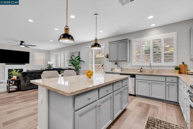 499 Yarrow Dr, Fairfield CA: https://media.crmls.org/mediaz/90c964f4-7865-4254-8e00-7823cc918818.jpg