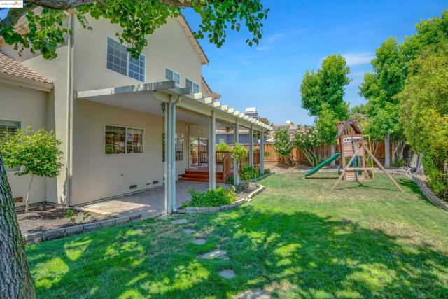 805 Devonshire Loop, Brentwood CA: https://media.crmls.org/mediaz/90ca656b-c047-400f-b5af-b839e41a3d1e.jpg