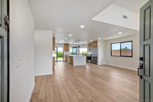 13356 Corte De Comares, San Diego CA: https://media.crmls.org/mediaz/90cae094-b23b-4061-817e-4a6ff823838a.jpg