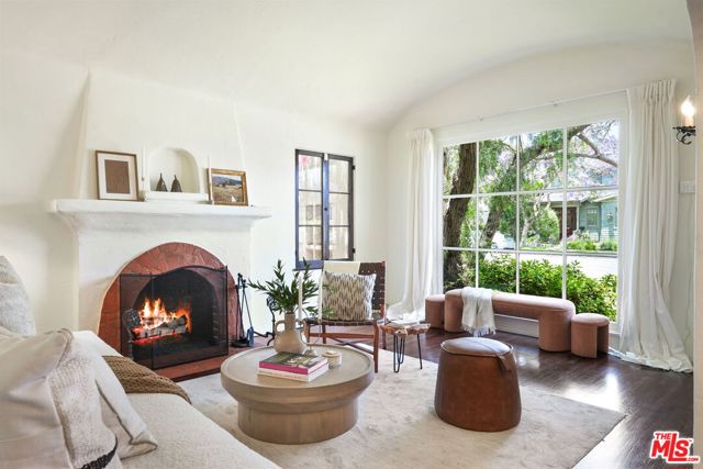 2218 Pearl Street, Santa Monica CA: https://media.crmls.org/mediaz/90cba470-62b1-487d-ac85-239bc60008e3.jpg