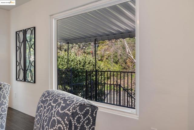 279 Pomona Street, Crockett CA: https://media.crmls.org/mediaz/90cd4c81-2273-40a6-85c3-2905b5fc6f9e.jpg