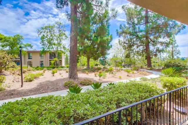 7858 Cowles Mountain Ct, San Diego CA: https://media.crmls.org/mediaz/90cd5b53-239f-46d0-bb4b-f50ff1e7cc3c.jpg