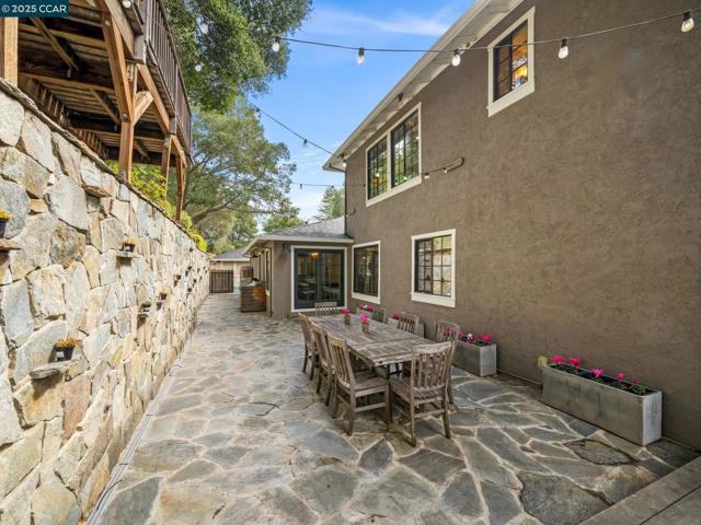 125 Sleepy Hollow Ln, Orinda CA: https://media.crmls.org/mediaz/90cd6c5a-adf5-4b8d-b1be-2f64698d9b6d.jpg