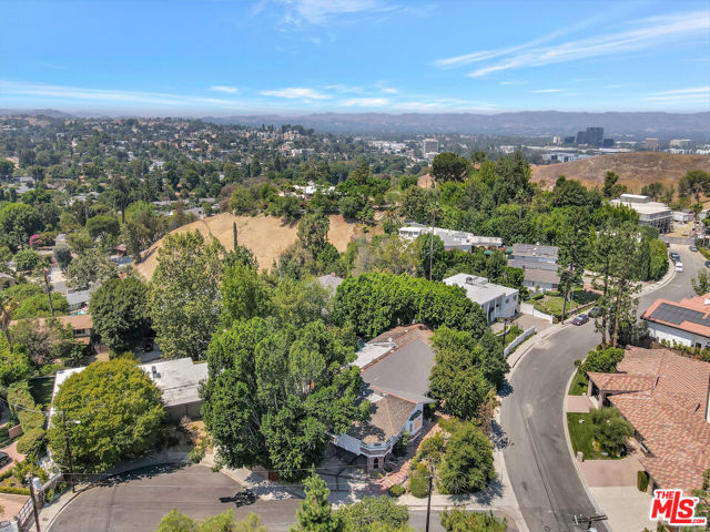5025 Delita Place, Woodland Hills CA: https://media.crmls.org/mediaz/90cd9757-d11f-46c9-a631-97889c036a56.jpg