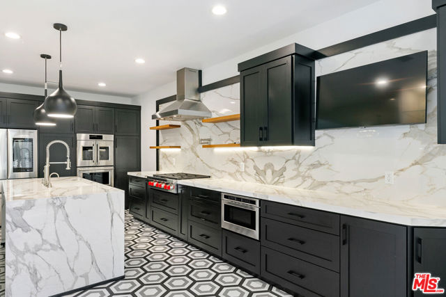 6477 Zuma View Place, Malibu CA: https://media.crmls.org/mediaz/90cdf545-baaf-4803-9dd4-f003f6c08fdb.jpg