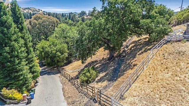 1923 Green Valley Rd, Alamo CA: https://media.crmls.org/mediaz/90cea461-23f3-4d11-9881-94346117c265.jpg