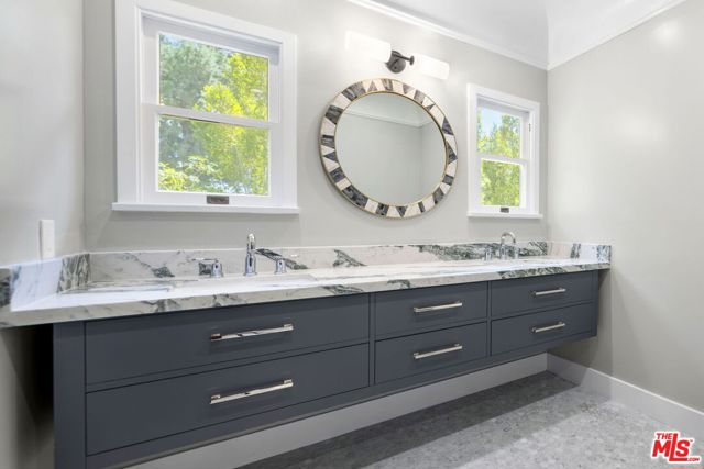1004 N Beverly Drive, Beverly Hills CA: https://media.crmls.org/mediaz/90ceebe8-c7ad-40e9-ae86-5beec7b91d6a.jpg