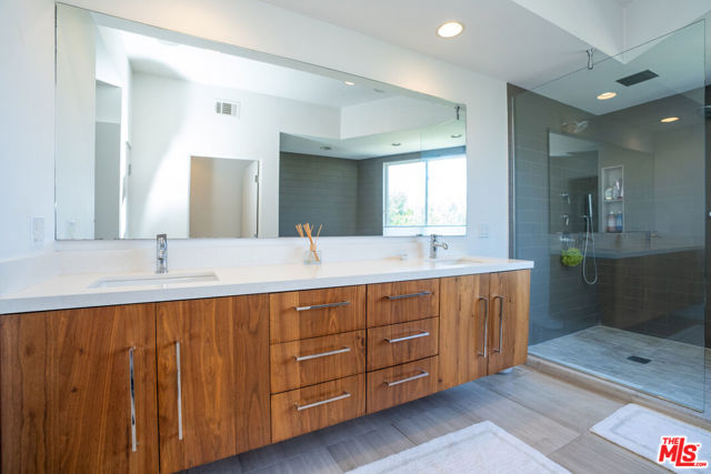 3865 Buena Park Drive, Studio City CA: https://media.crmls.org/mediaz/90cf34fc-933a-44b7-b22c-79d0a36d71eb.jpg