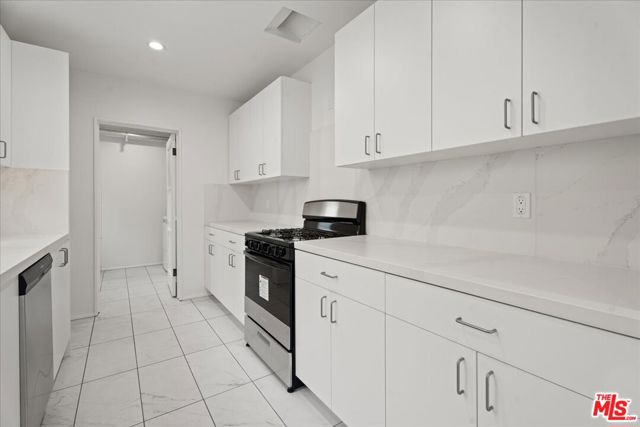 205 S Reeves Drive, Beverly Hills CA: https://media.crmls.org/mediaz/90cf4db8-bcda-4e53-8a2e-d24e973d31ef.jpg