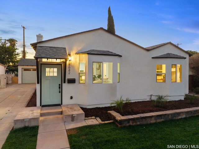 4642 Aragon DR, San Diego CA: https://media.crmls.org/mediaz/90d00a79-7a05-44cb-9f7d-39da78103877.jpg