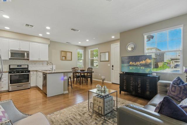 841 Fan Palm Ln, Brentwood CA: https://media.crmls.org/mediaz/90d0682a-18e7-46d2-96e4-559831d3c771.jpg