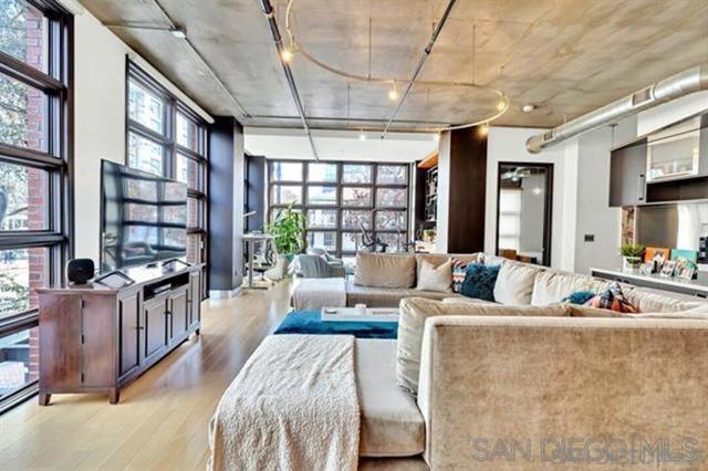 877 Island Ave, San Diego CA: https://media.crmls.org/mediaz/90d13e45-53a5-4483-8ebe-afc1df2b7f00.jpg
