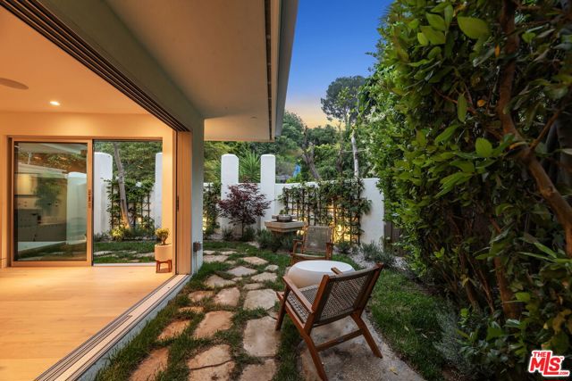 9451 Hidden Valley Place, Beverly Hills CA: https://media.crmls.org/mediaz/90d3264b-598b-49ef-ade7-f2f3acb97cae.jpg