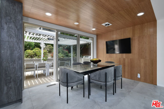 3539 Alana Drive, Sherman Oaks CA: https://media.crmls.org/mediaz/90d337dc-b9a4-4f1c-b08d-c38363011bae.jpg