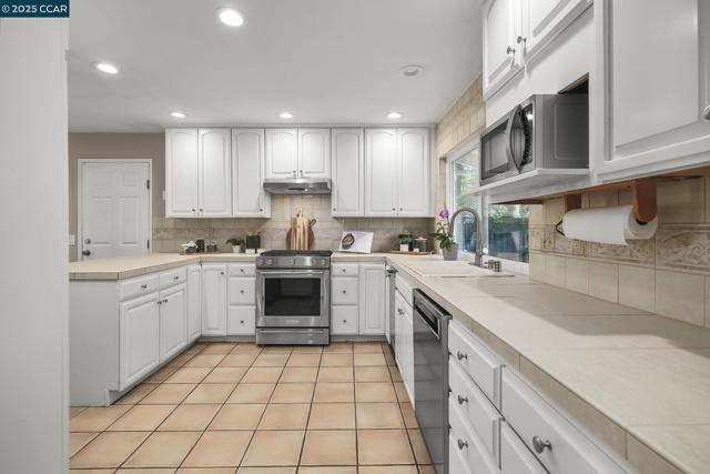 1020 Molad Ct, Concord CA: https://media.crmls.org/mediaz/90d48279-7111-4745-9d17-4c411f702ca5.jpg