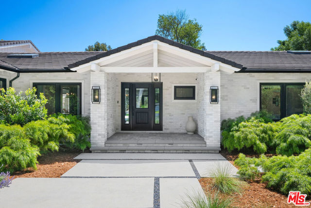 24884 Jim Bridger Road, Hidden Hills CA: https://media.crmls.org/mediaz/90d4cf81-6b47-4545-ac91-533209a3ea82.jpg