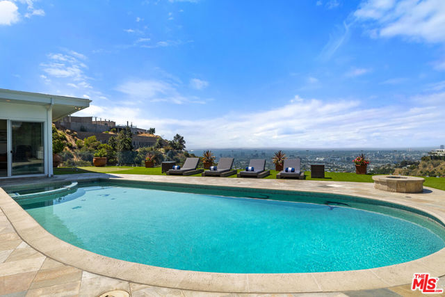 7834 Electra Drive, Los Angeles CA: https://media.crmls.org/mediaz/90d62ba6-6845-42eb-89d3-1faa28e308e2.jpg