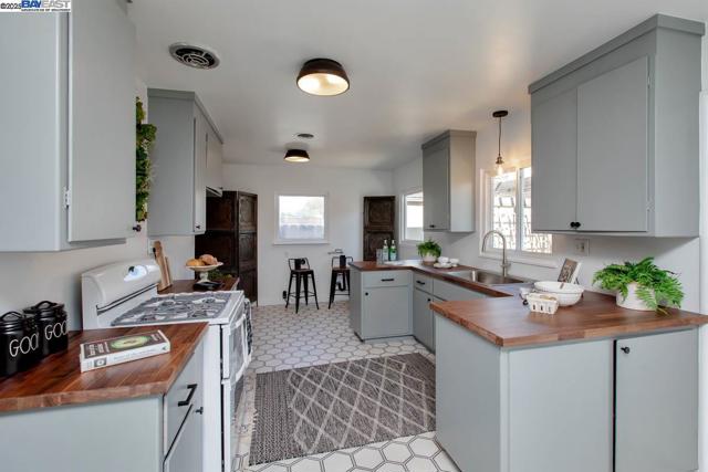 1366 Hansen Ave, Alameda CA: https://media.crmls.org/mediaz/90d63b80-c234-4afc-8a97-9f9bfedff16d.jpg