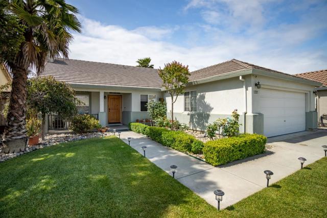 1221 Jacqueline Drive, Hollister CA: https://media.crmls.org/mediaz/90d6fba1-a59e-41b5-b884-fd4818ada781.jpg