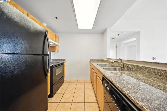 989 Webster, Oakland CA: https://media.crmls.org/mediaz/90d77872-9d8c-4b98-9dbd-a10422ab91e3.jpg