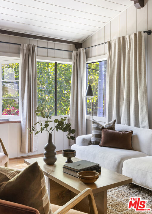 10411 Quito Lane, Los Angeles CA: https://media.crmls.org/mediaz/90d88acd-ed99-4607-9369-181bc678ef0d.jpg