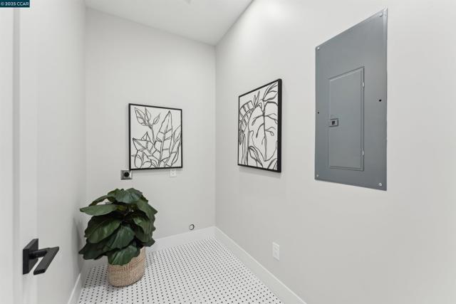 951 Yorkshire Ct, Lafayette CA: https://media.crmls.org/mediaz/90d8acf0-69ae-4c14-b77d-118c7f94c8ed.jpg