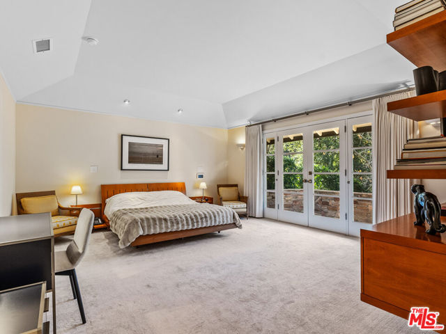 3818 Hollyline Avenue, Sherman Oaks CA: https://media.crmls.org/mediaz/90d9519a-8459-433d-a5bd-15b891672c42.jpg