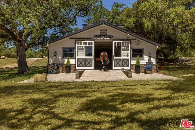 1697 W Potrero Road, Westlake Village CA: https://media.crmls.org/mediaz/90da404e-24b0-46b7-8c0c-e64a2dcae49f.jpg