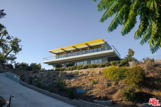 27349 Old Chimney Road, Malibu CA: https://media.crmls.org/mediaz/90da87dd-8ec8-442c-aac3-f35b368f27ae.jpg