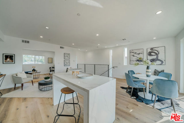 739 N Mariposa Avenue, Los Angeles CA: https://media.crmls.org/mediaz/90db0413-5a92-4496-bc81-c89de884ccf4.jpg