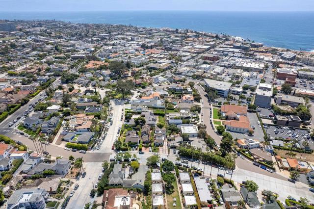 7824 Exchange Pl, La Jolla CA: https://media.crmls.org/mediaz/90db46a9-a1c3-4712-9b48-53cdb45c7ad7.jpg