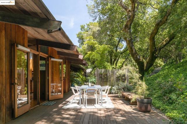 1 Kittiwake Rd, Orinda CA: https://media.crmls.org/mediaz/90dd13c5-a1e6-4ad3-b03c-aa5e47f9e8a3.jpg