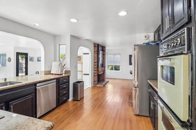 712 Paseo Del Rey, Chula Vista CA: https://media.crmls.org/mediaz/90dd7507-5bb6-48ac-9a11-af30b957ad4a.jpg