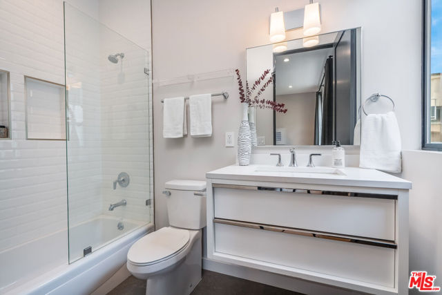4427 Studio Place, Studio City CA: https://media.crmls.org/mediaz/90dda57b-b421-45d2-b24b-2387793a22bf.jpg