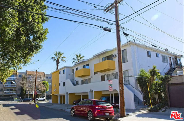 561 N Sweetzer Avenue, West Hollywood CA: https://media.crmls.org/mediaz/90ddbbf1-baf2-47f7-8689-931e1cc11765.jpg