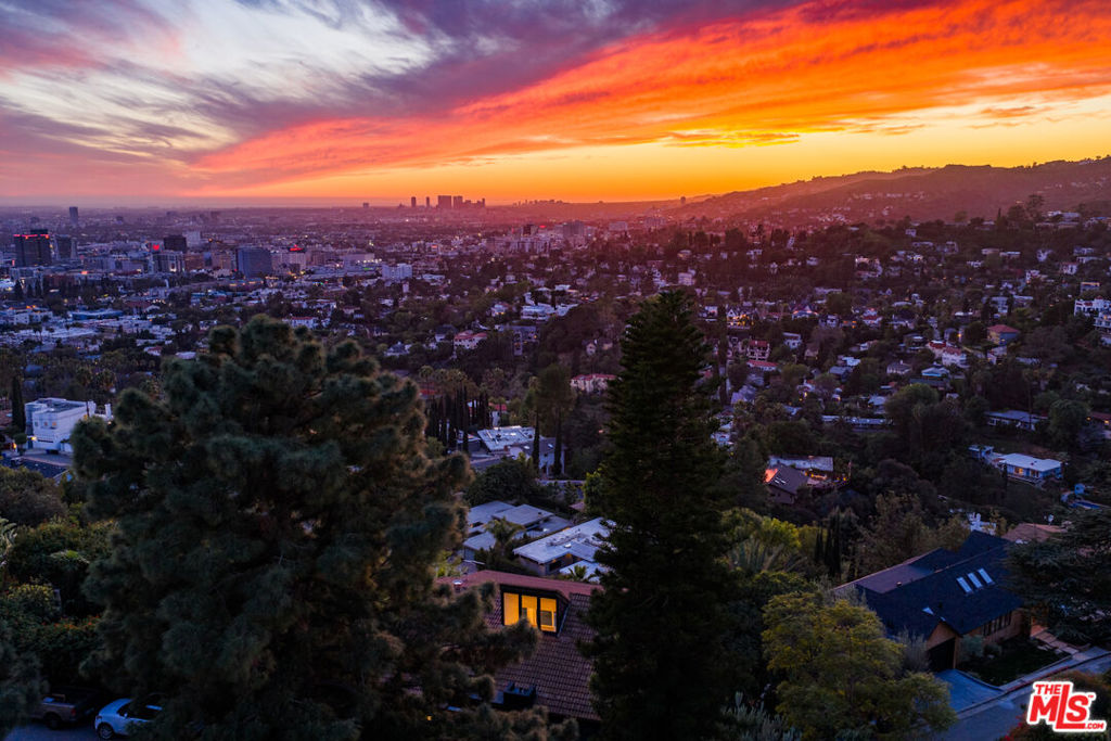 https://media.crmls.org/mediaz/90ddc969-2a6f-4686-844d-525b50485aea.jpg?preset=X-Large